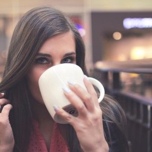 kobieta pijąca herbatę