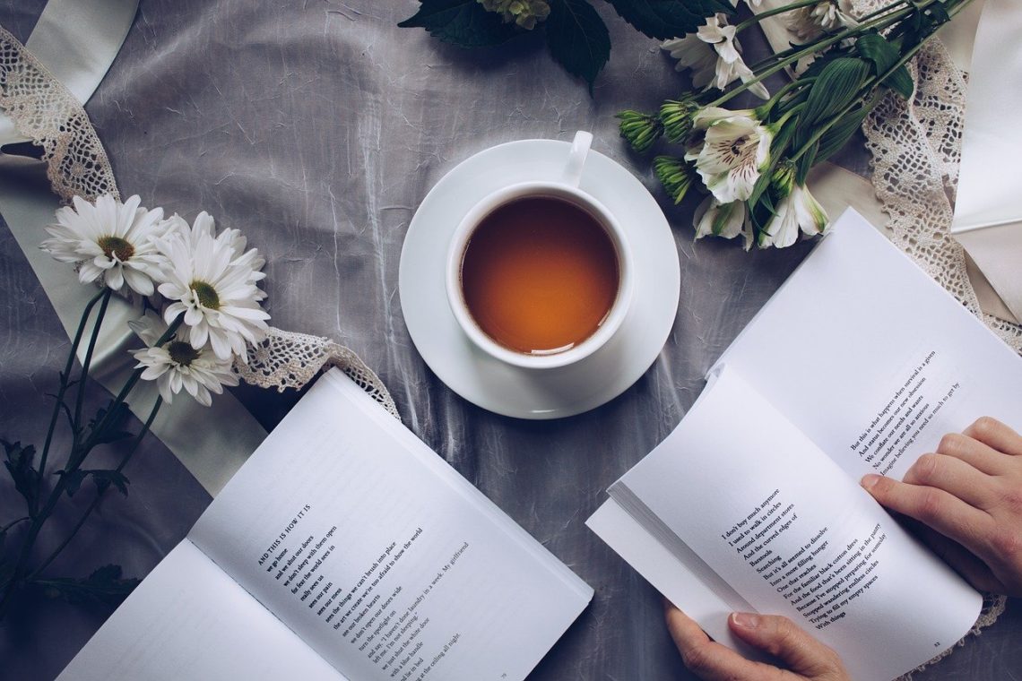 picie herbaty podczas czytania książki