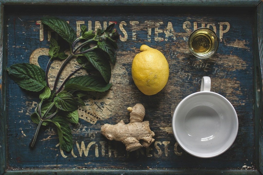 herbata z korzeniem imbiru, miętą, cytryną i odrobiną miodu