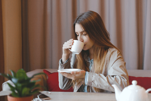 Kobieta pijąca herbatę