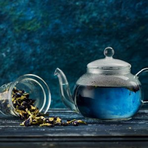 dzbanuszek niebieskiej herbaty