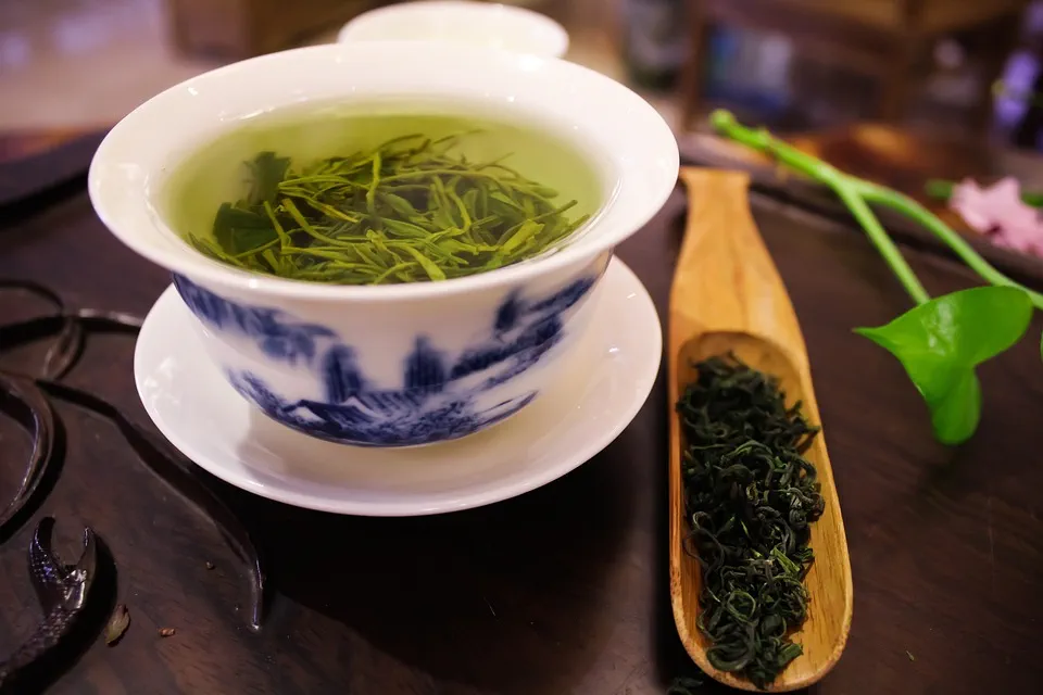 zielona herbata zaparzona w filiżance