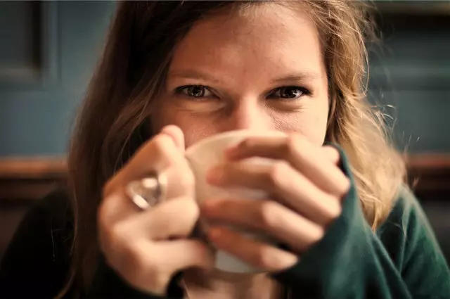 kobieta pijąca herbatę z dziurawca