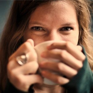 kobieta pije herbatę z liści malin