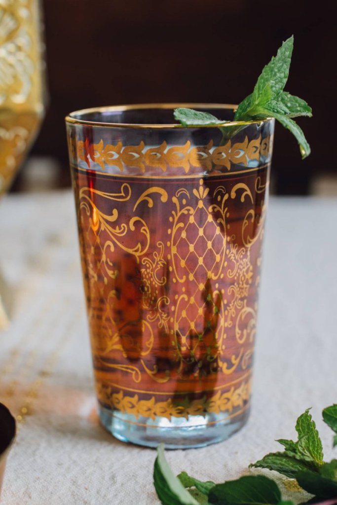 Różnicą między herbatą zieloną, a marokańską - małe szklaneczki