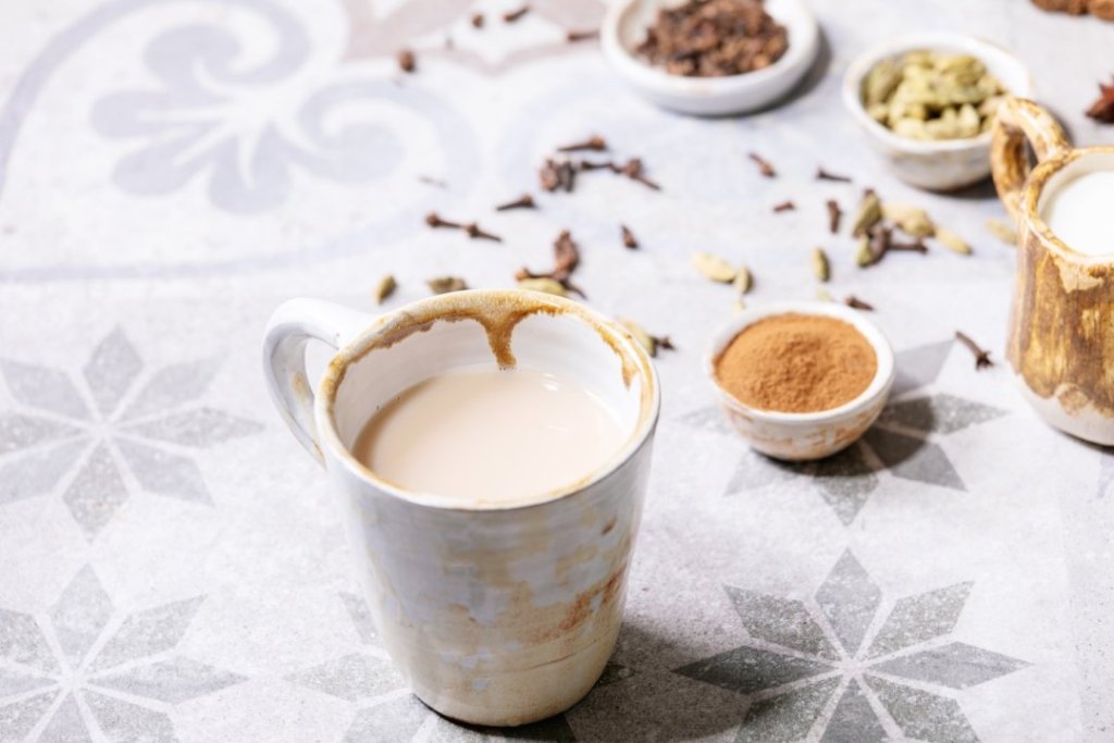 Herbata typu mokacha z bitą śmietaną, cynamonem, cukier, kakao