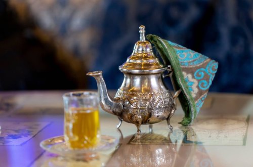 Podanie miętowej herbaty marokańskiej o każdej porze dnia