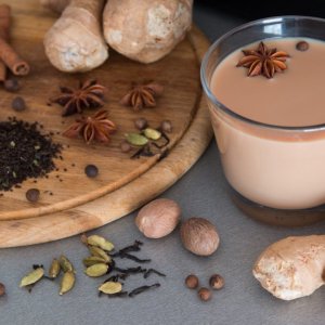 Chai masala czyli czarna herbata i z mlekiem i pozostałe przyprawy korzenne