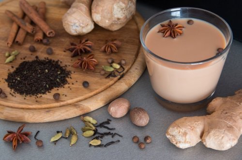 Chai masala czyli czarna herbata i z mlekiem i pozostałe przyprawy korzenne