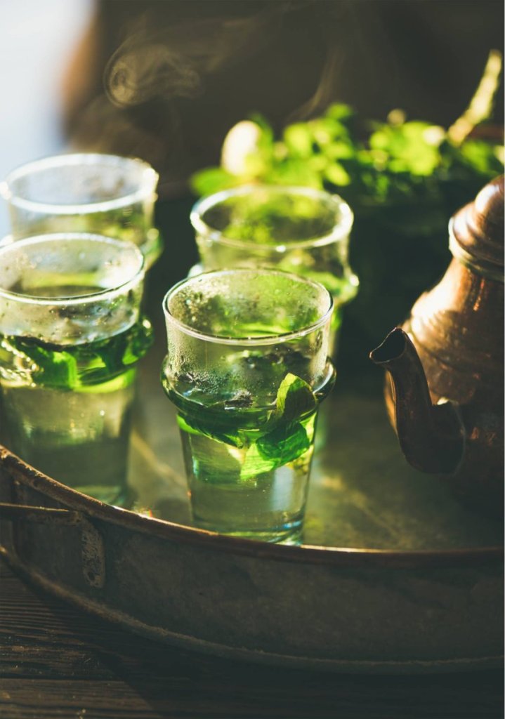 W zielonej herbacie zawarta jest kofeina. Zdobione szklaneczki.